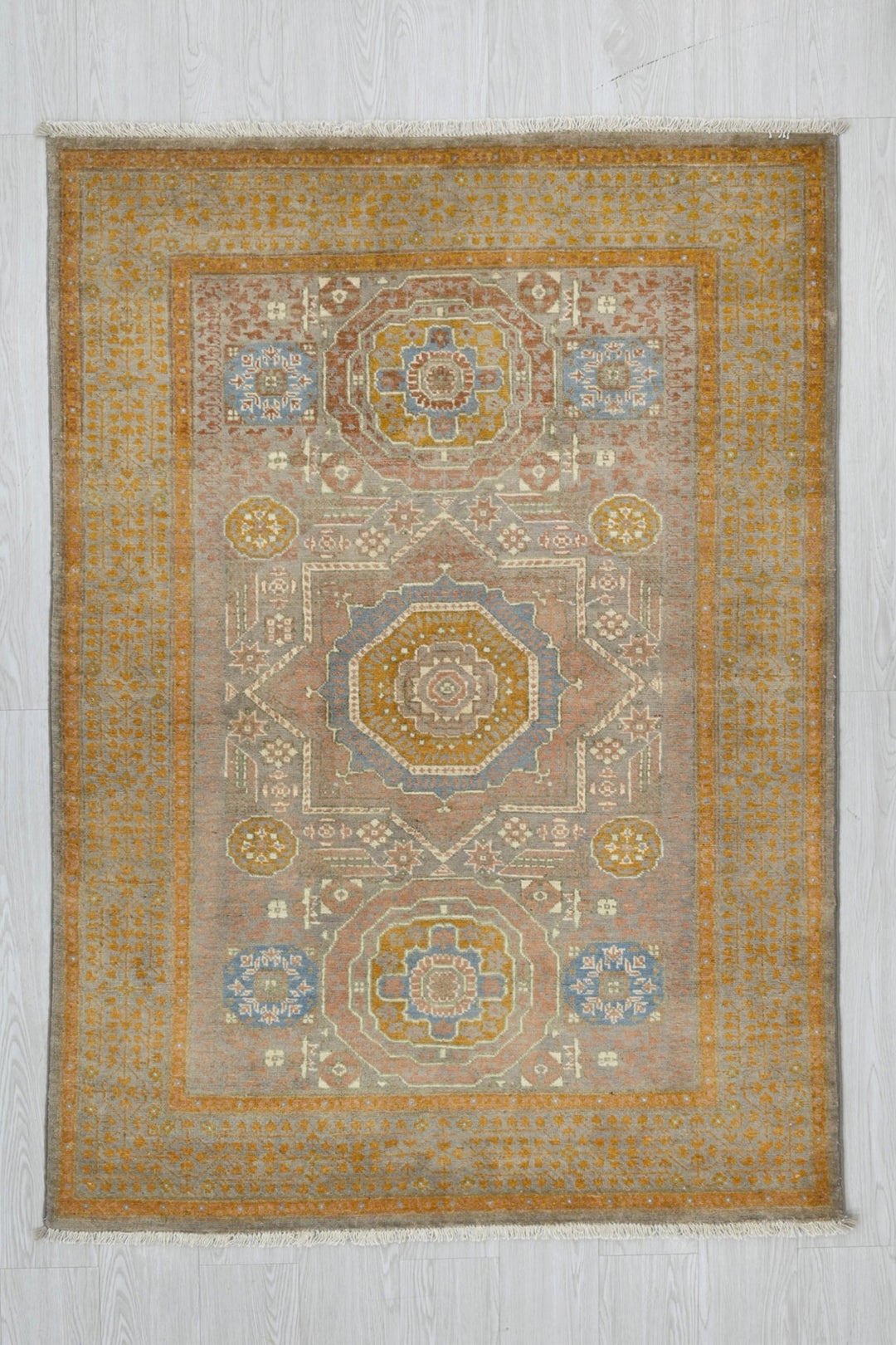 gray Accent rug 3' 10" x 5' 9"