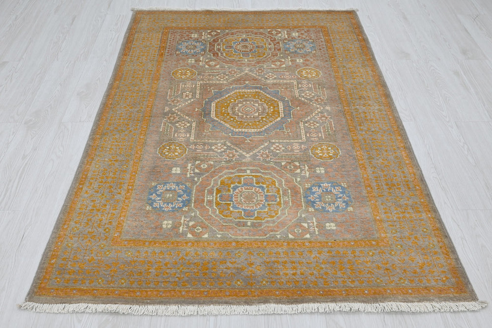 gray Accent rug 3' 10" x 5' 9"