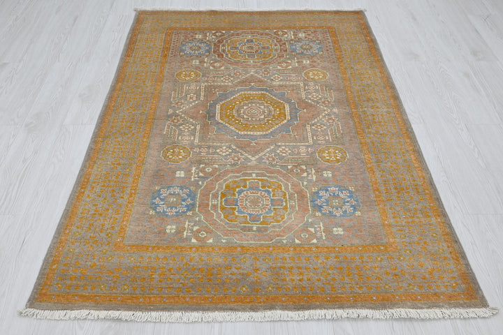 gray Accent rug 3' 10" x 5' 9"