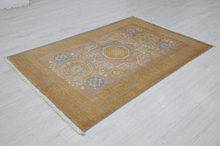 gray Accent rug 3' 10" x 5' 9"