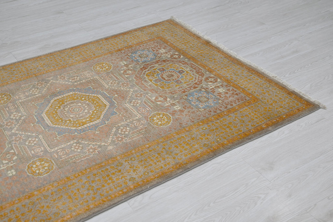 gray Accent rug 3' 10" x 5' 9"