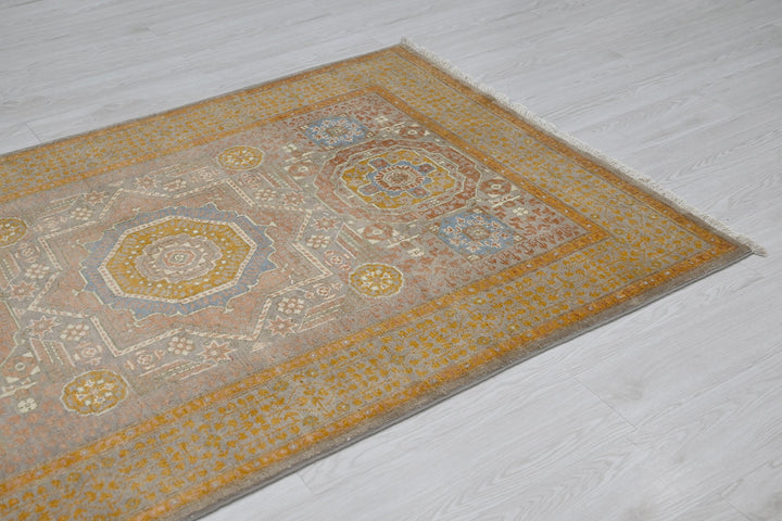 gray Accent rug 3' 10" x 5' 9"