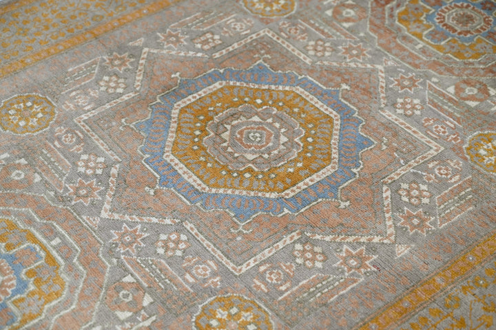 gray Accent rug 3' 10" x 5' 9"