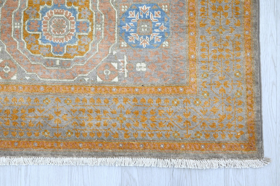 gray Accent rug 3' 10" x 5' 9"