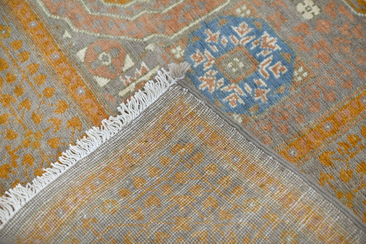 gray Accent rug 3' 10" x 5' 9"