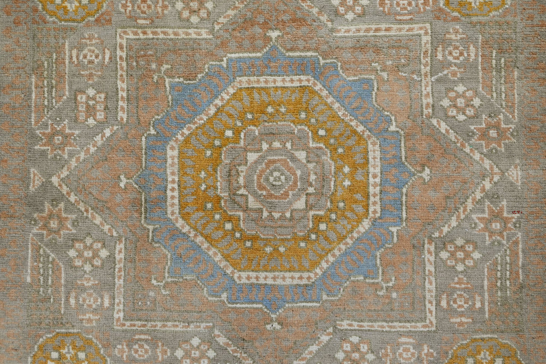 gray Accent rug 3' 10" x 5' 9"