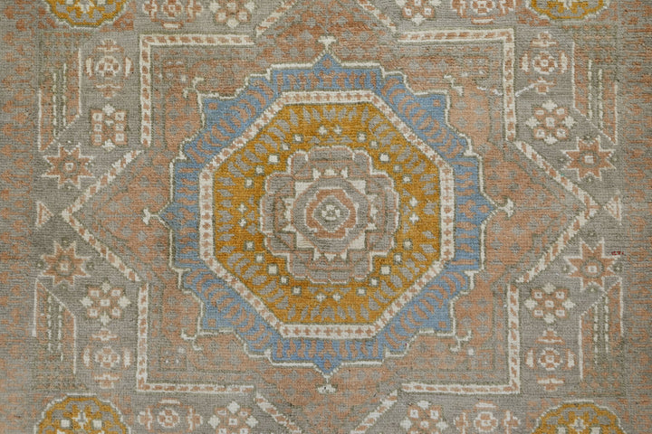 gray Accent rug 3' 10" x 5' 9"