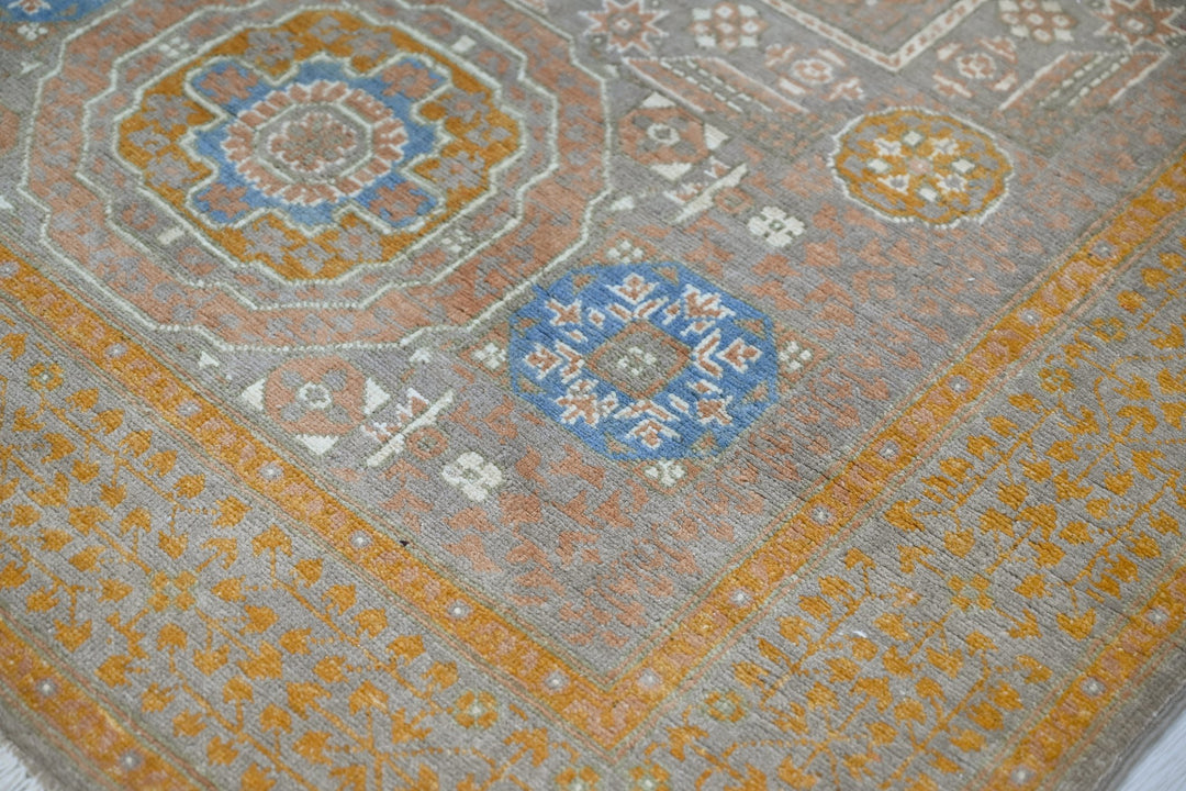 gray Accent rug 3' 10" x 5' 9"