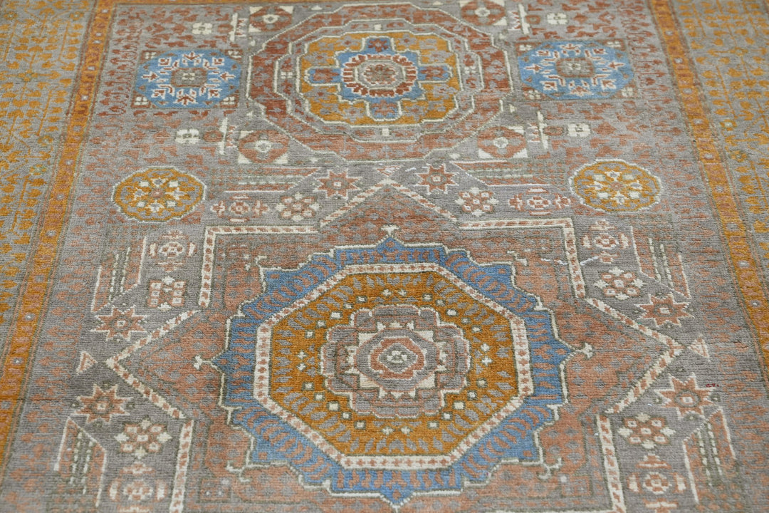 gray Accent rug 3' 10" x 5' 9"