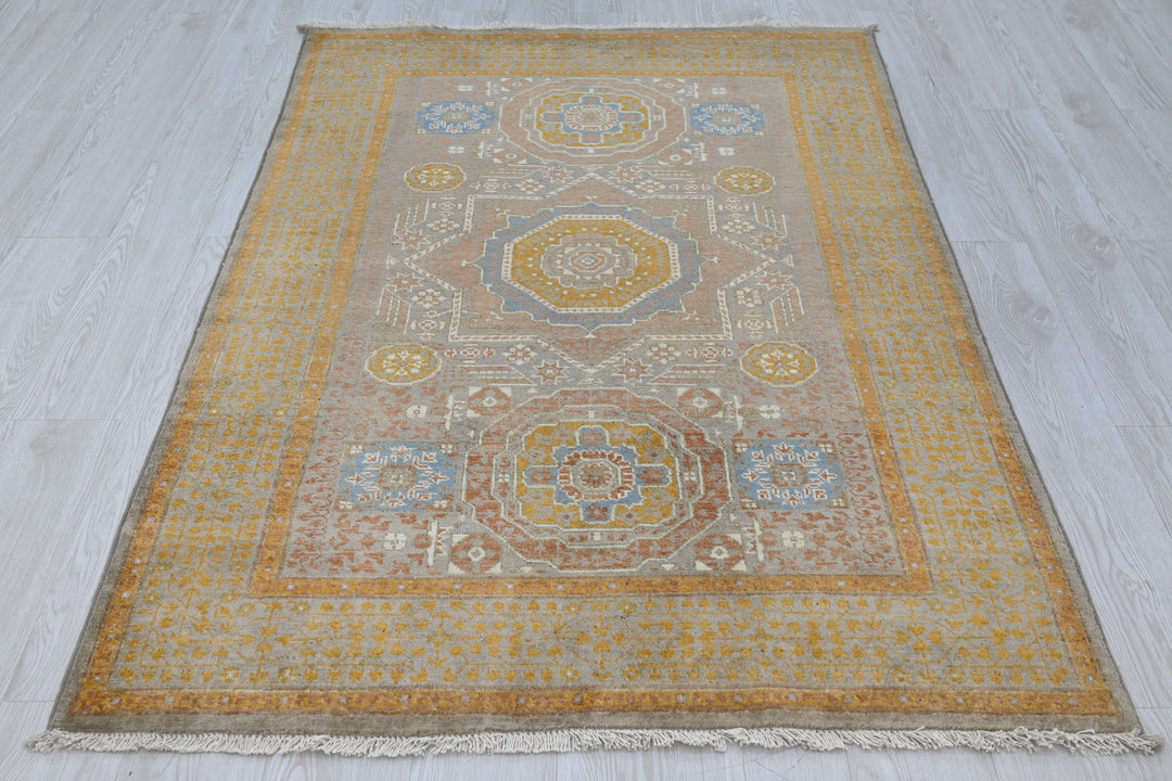 gray Accent rug 3' 10" x 5' 9"