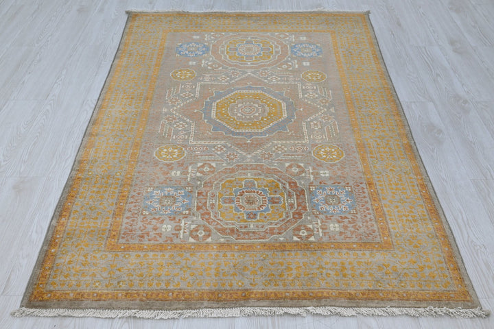 gray Accent rug 3' 10" x 5' 9"