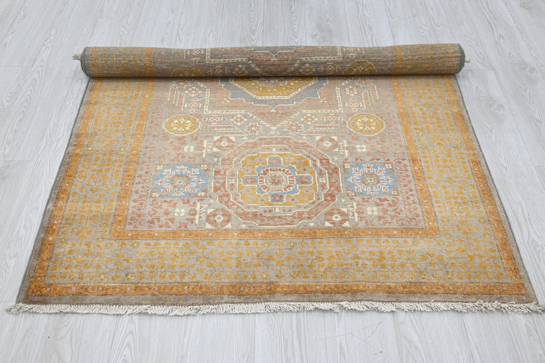 gray Accent rug 3' 10" x 5' 9"
