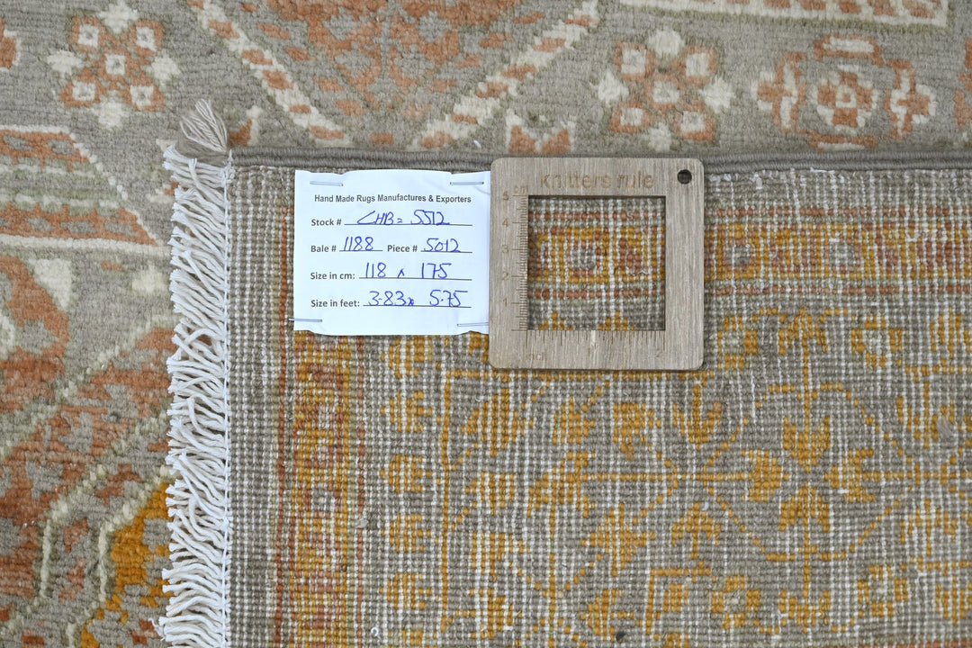 gray Accent rug 3' 10" x 5' 9"