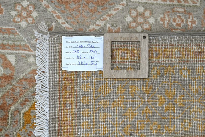 gray Accent rug 3' 10" x 5' 9"