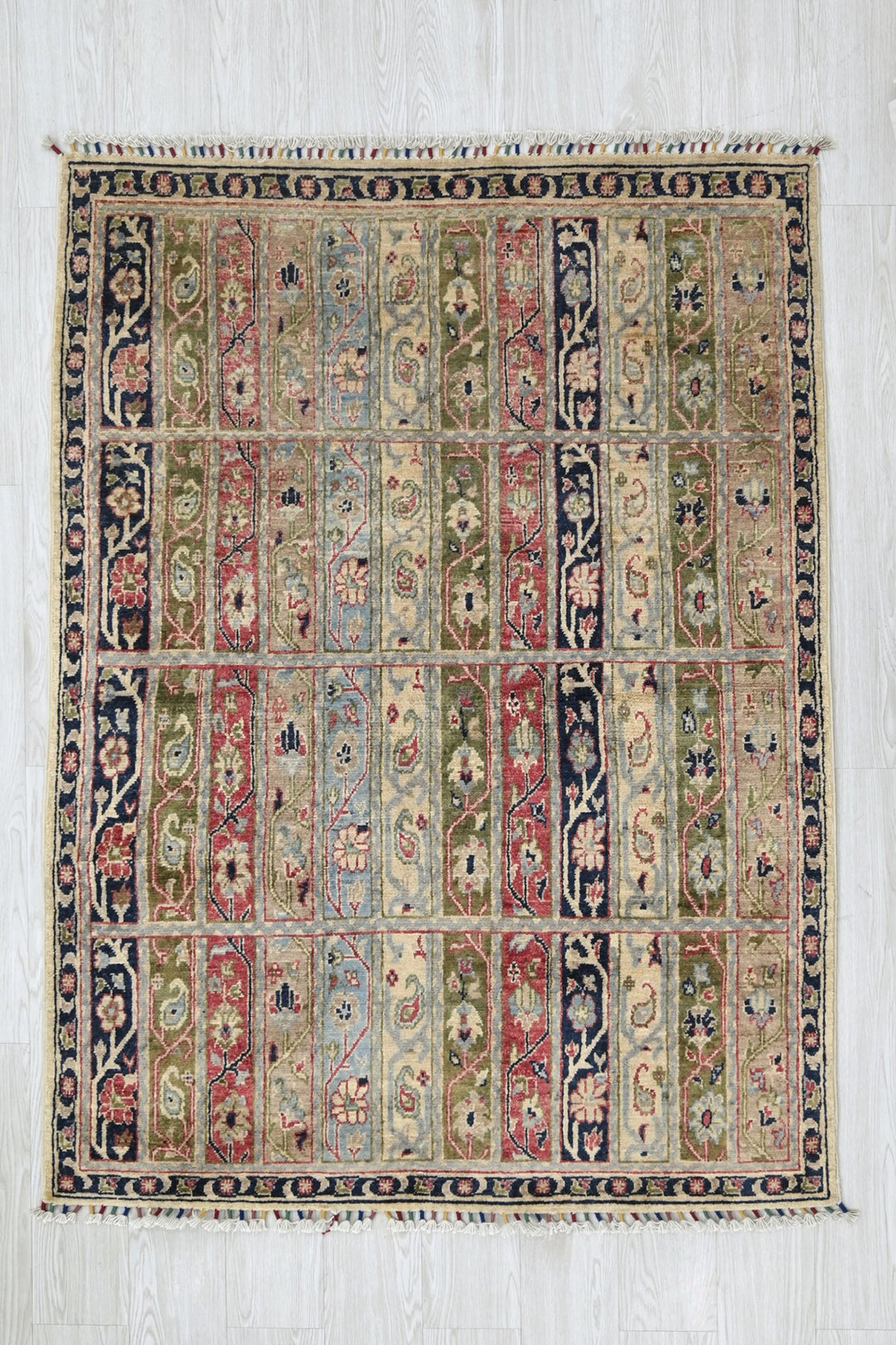 white Accent rug 4' 0" x 5' 7"