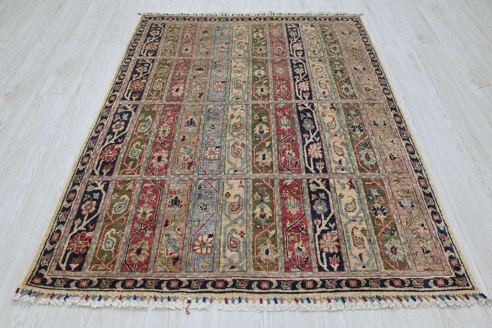 white Accent rug 4' 0" x 5' 7"