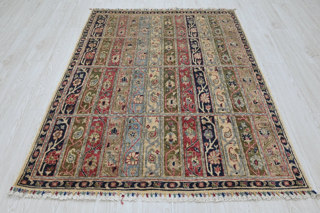 white Accent rug 4' 0" x 5' 7"