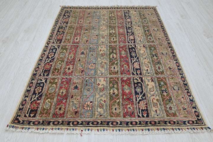 white Accent rug 4' 0" x 5' 7"