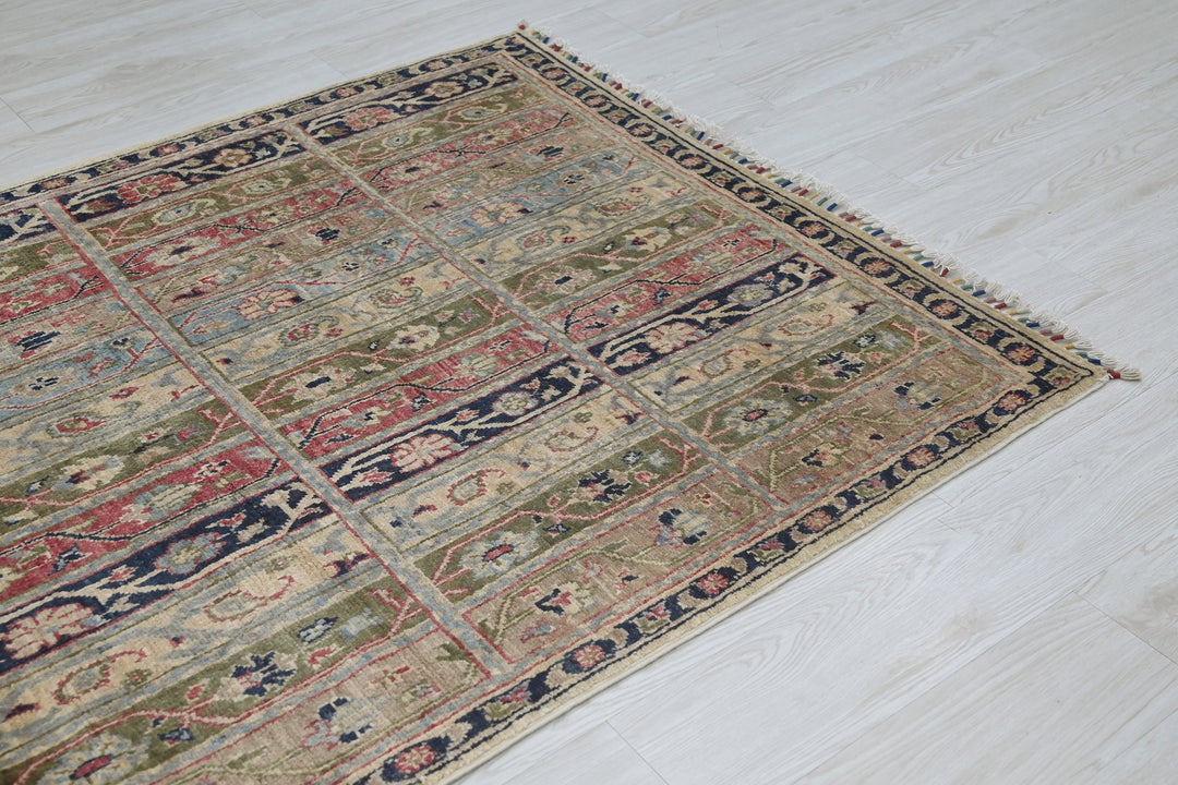 white Accent rug 4' 0" x 5' 7"