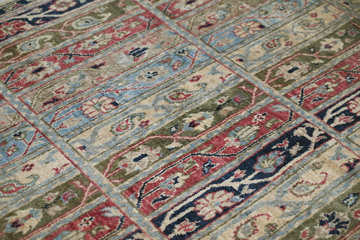 white Accent rug 4' 0" x 5' 7"