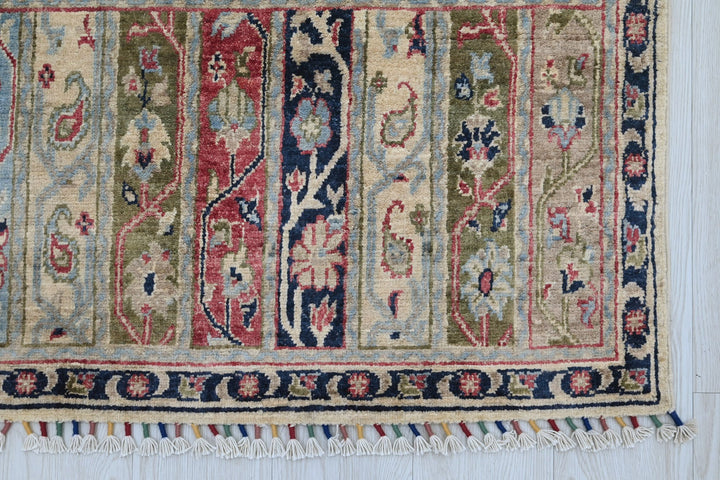 white Accent rug 4' 0" x 5' 7"