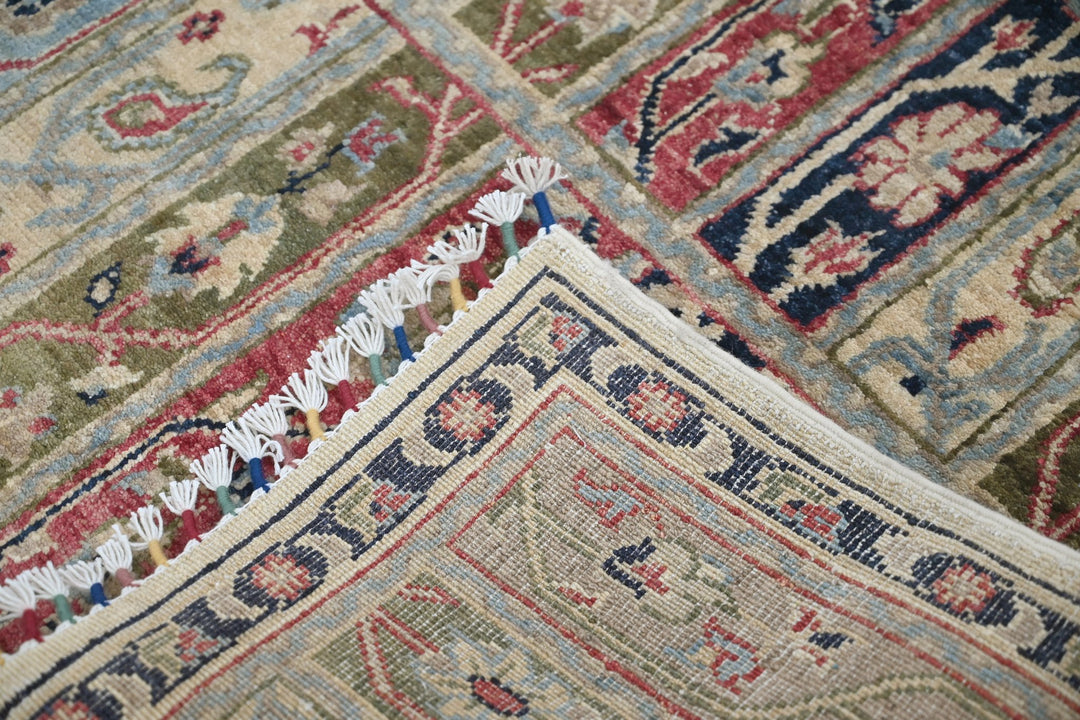 white Accent rug 4' 0" x 5' 7"