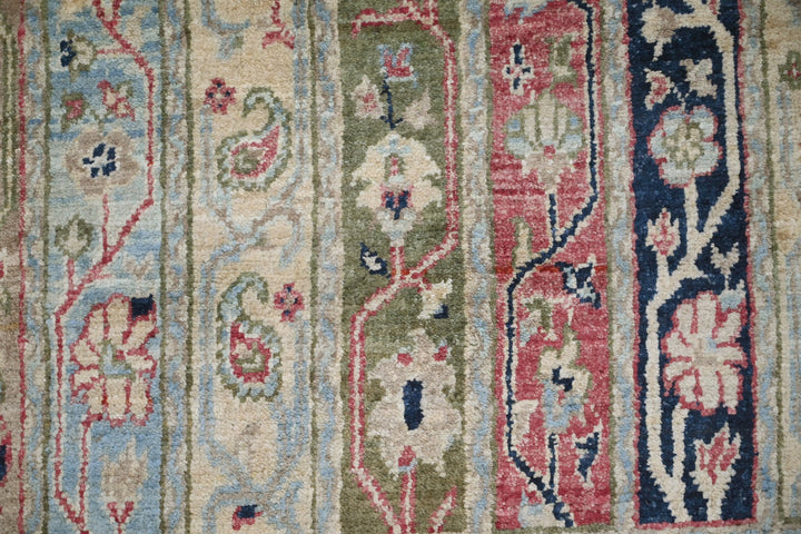 white Accent rug 4' 0" x 5' 7"