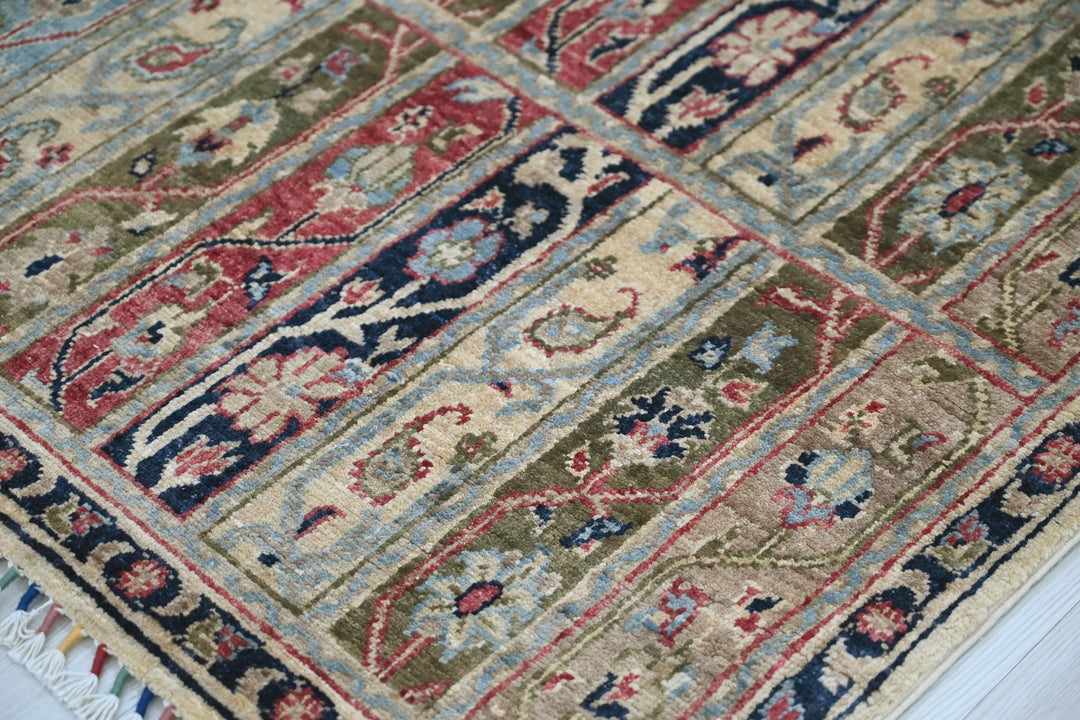 white Accent rug 4' 0" x 5' 7"