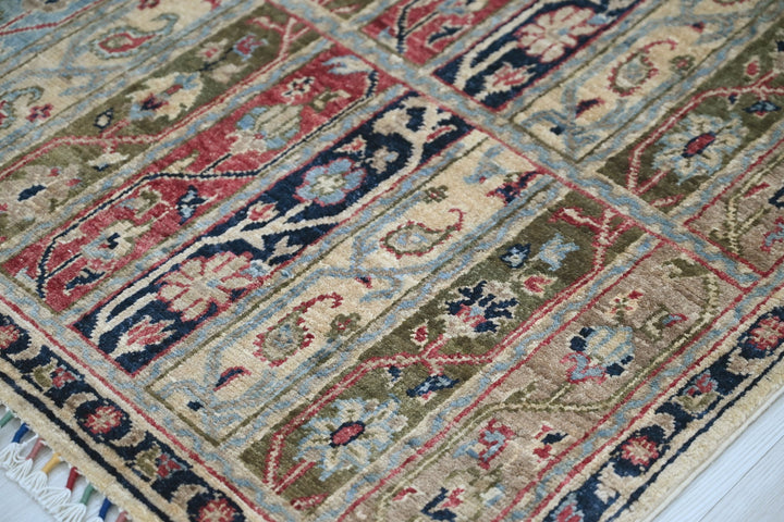 white Accent rug 4' 0" x 5' 7"