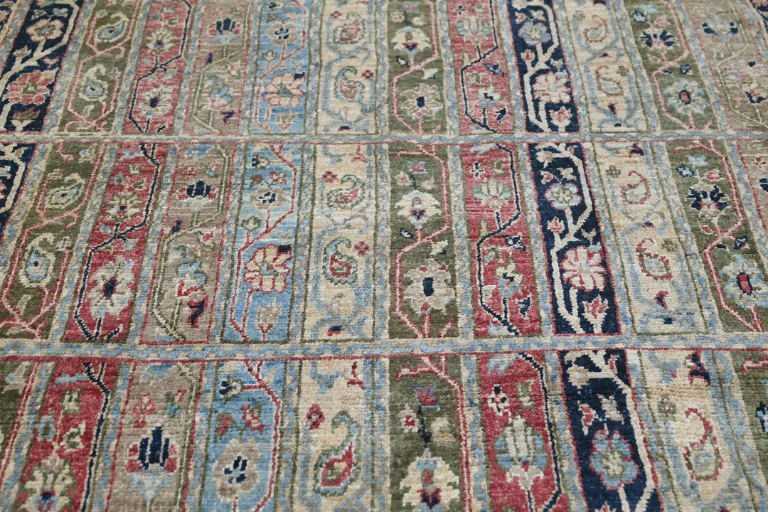 white Accent rug 4' 0" x 5' 7"