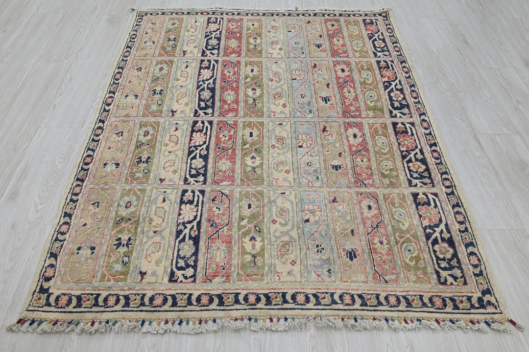 white Accent rug 4' 0" x 5' 7"