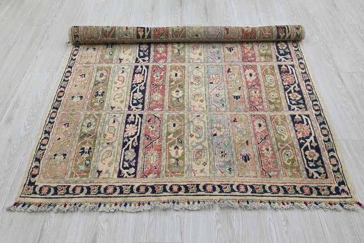 white Accent rug 4' 0" x 5' 7"