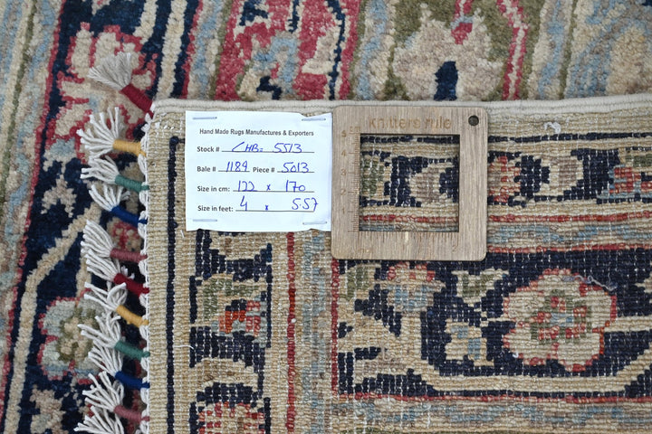 white Accent rug 4' 0" x 5' 7"