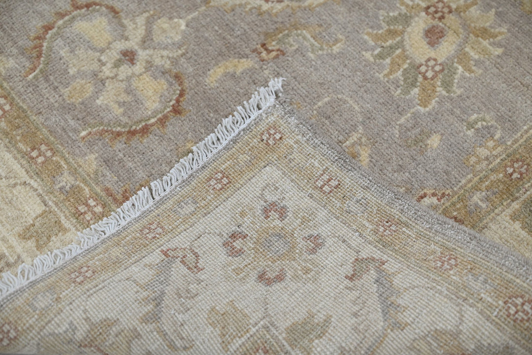 gray Accent rug 3' 9" x 5' 8"