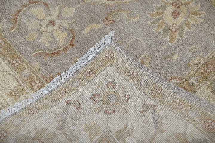 gray Accent rug 3' 9" x 5' 8"