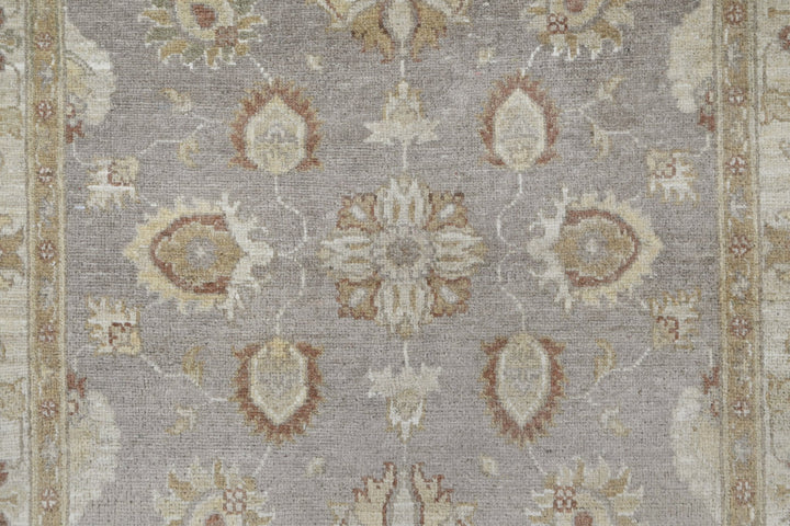 gray Accent rug 3' 9" x 5' 8"