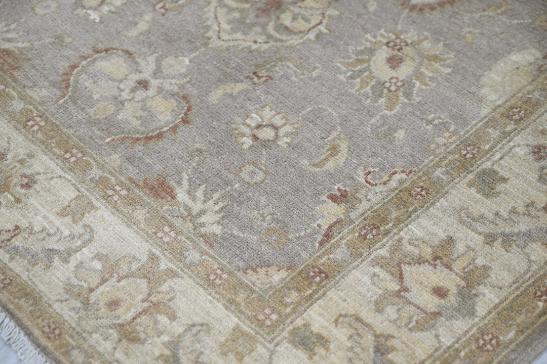 gray Accent rug 3' 9" x 5' 8"