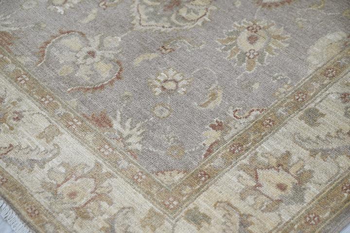 gray Accent rug 3' 9" x 5' 8"