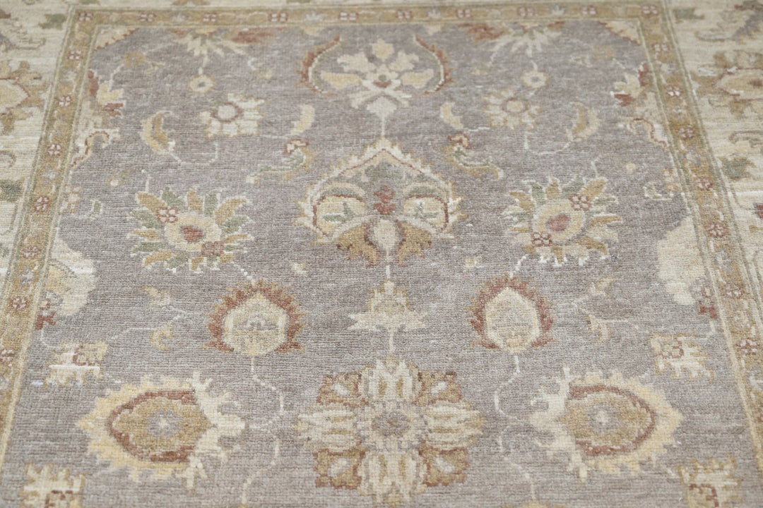 gray Accent rug 3' 9" x 5' 8"