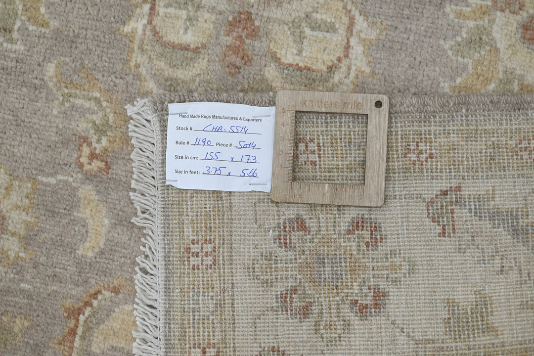 gray Accent rug 3' 9" x 5' 8"