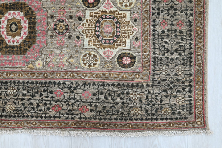 gray Medium rug 5' 0" x 6' 5"