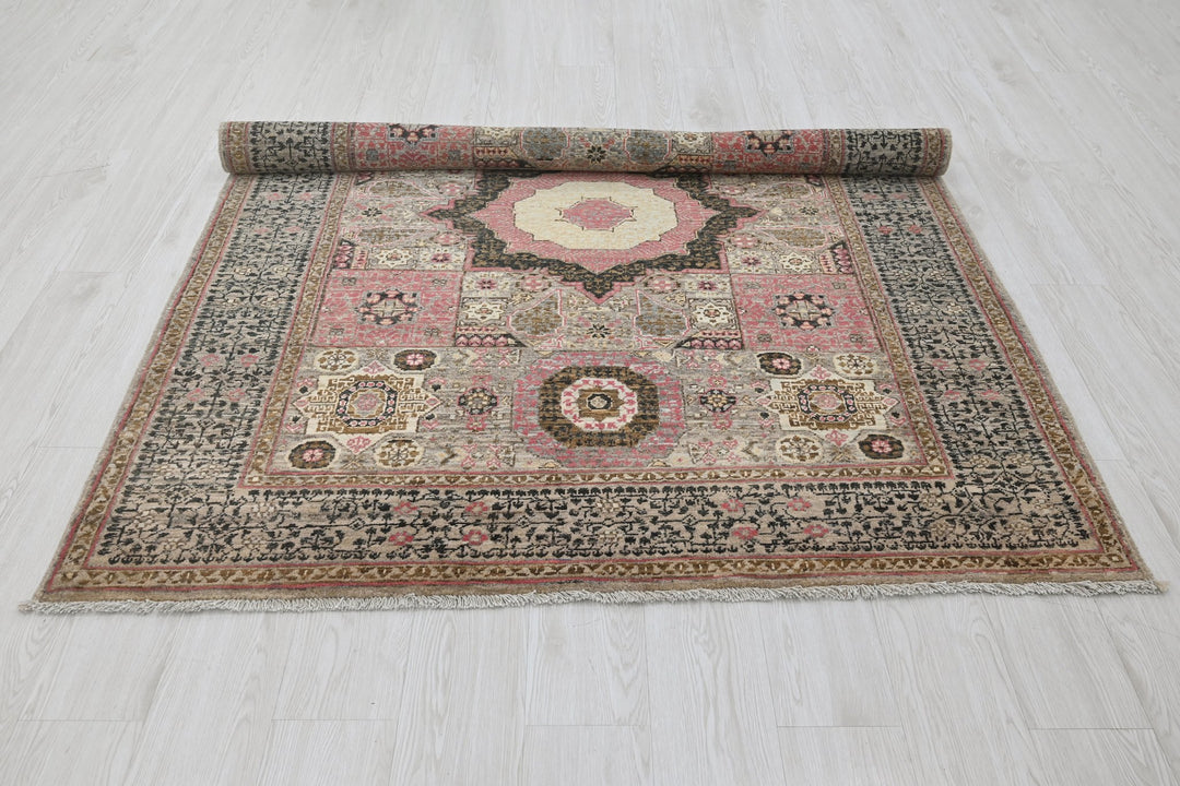 gray Medium rug 5' 0" x 6' 5"