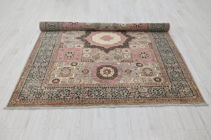 gray Medium rug 5' 0" x 6' 5"