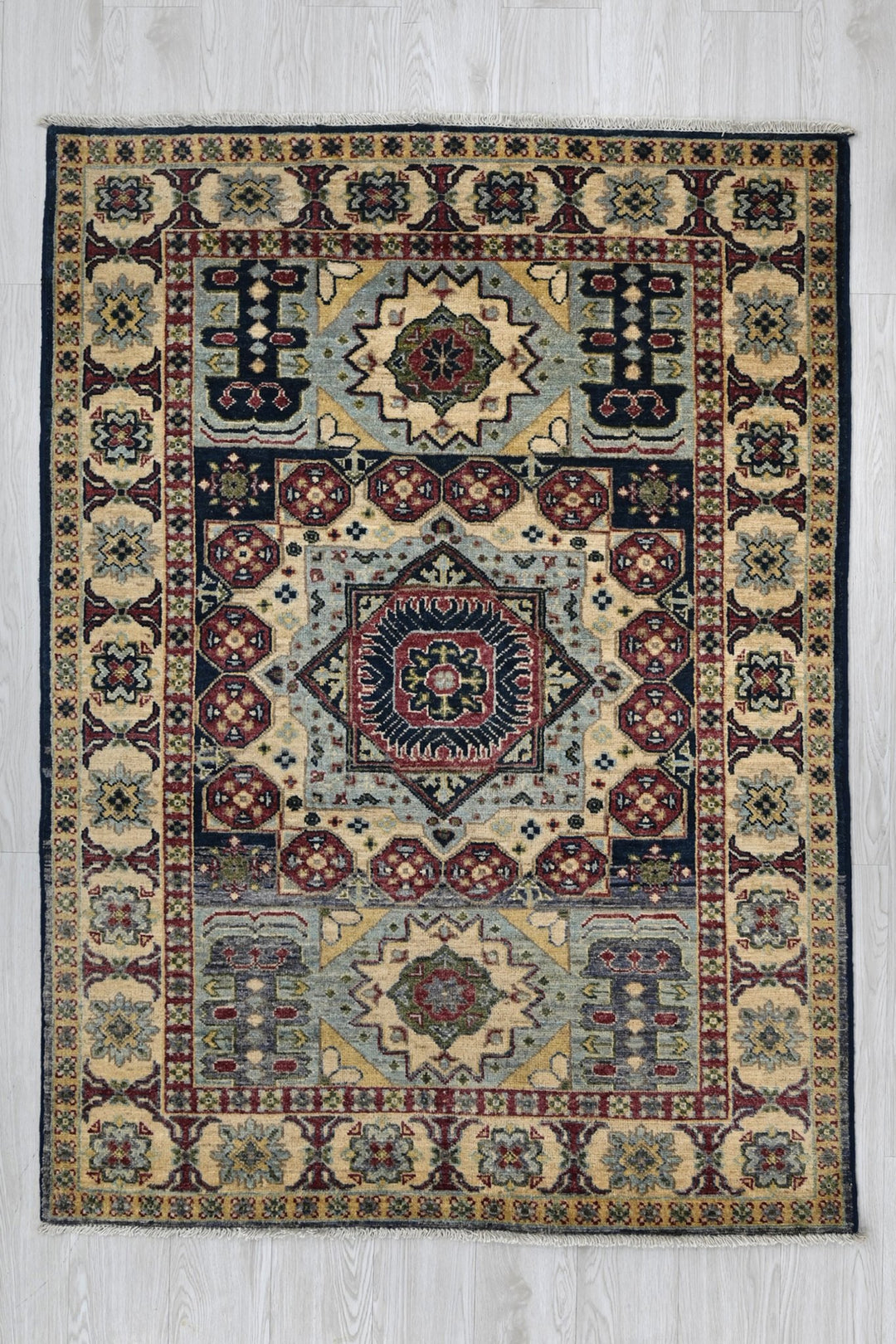 white Accent rug 4' 0" x 5' 9"