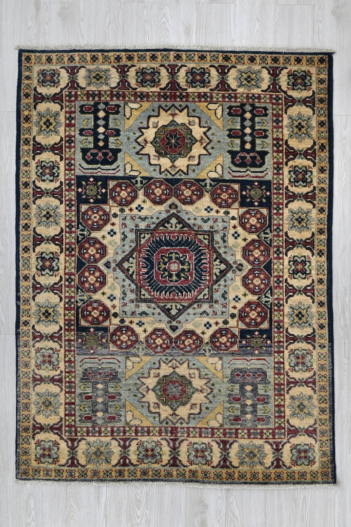 white Accent rug 4' 0" x 5' 9"