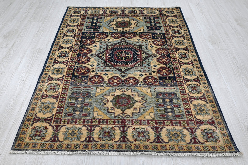 white Accent rug 4' 0" x 5' 9"