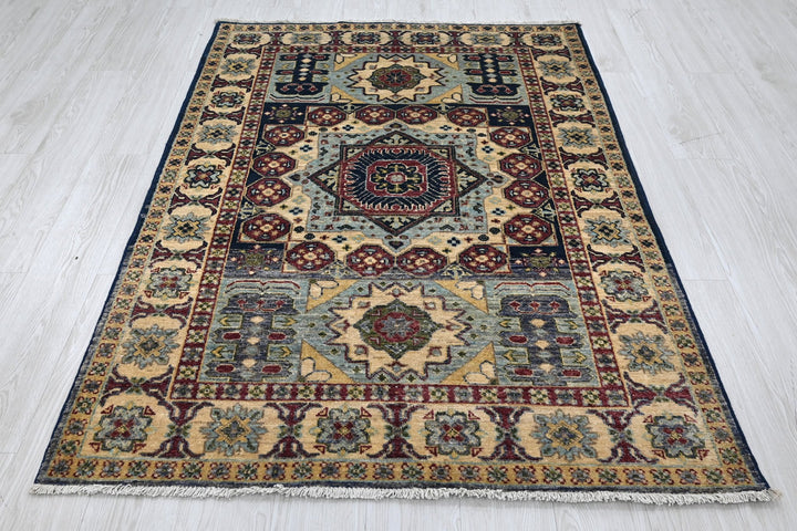 white Accent rug 4' 0" x 5' 9"