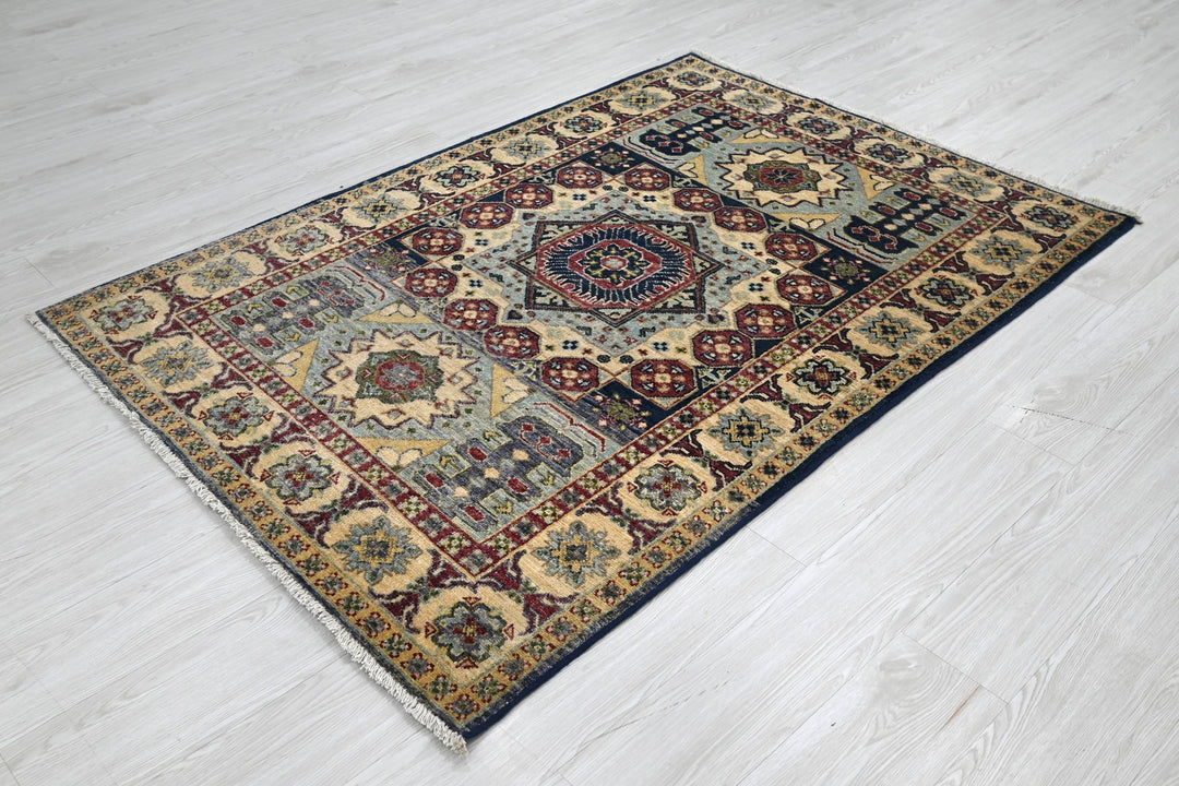white Accent rug 4' 0" x 5' 9"