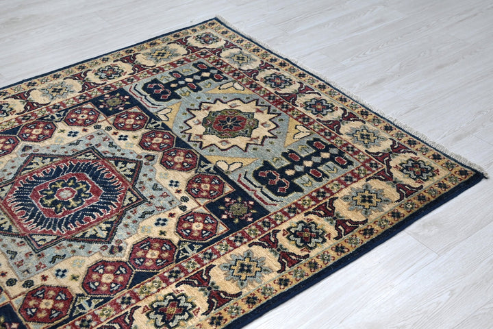 white Accent rug 4' 0" x 5' 9"