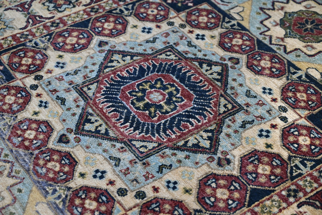 white Accent rug 4' 0" x 5' 9"